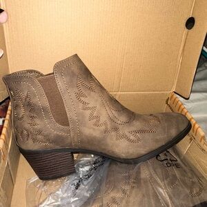 Globalwin NEW fox suede sz 8.5 embroidered booties